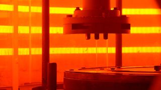 Blick in den weltweit einmaligen Standzeitprüfstand am Fraunhofer-IPT: Die Standzeiten von drei unterschiedlichen Beschichtungen werden in einem Prozessdurchlauf bestimmt. (Fraunhofer-IPT)