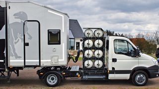 Die Zweimann-Wohnkabine des innovativen Fahrzeugkonzeptes von Taxo-Obermaier bietet jeden Komfort für unterwegs. (Bild: Beekmann)