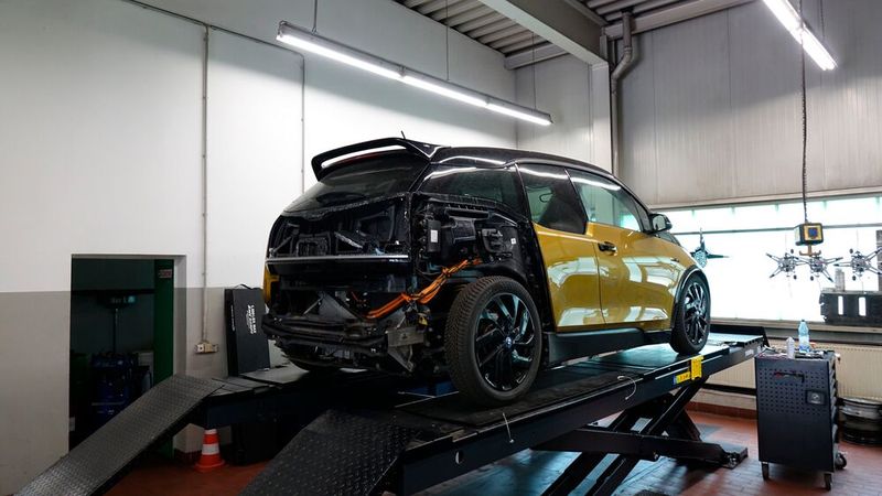 Darum finden auch spezielle Aufgaben wie die Karosserieinstandsetzung eines BMW i3 mit Carbonfaserzelle in die Werkstatt in Finsterwalde. (Bild: Rosenow – VCG)