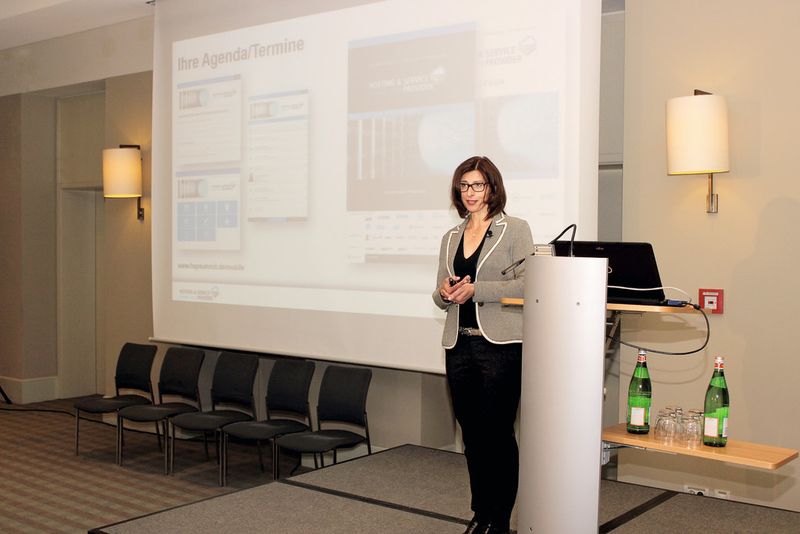 Daniela Schilling, Leiterin der Vogel IT-Akademie, begrüßt die Besucher. (Bild: IT-BUSINESS)