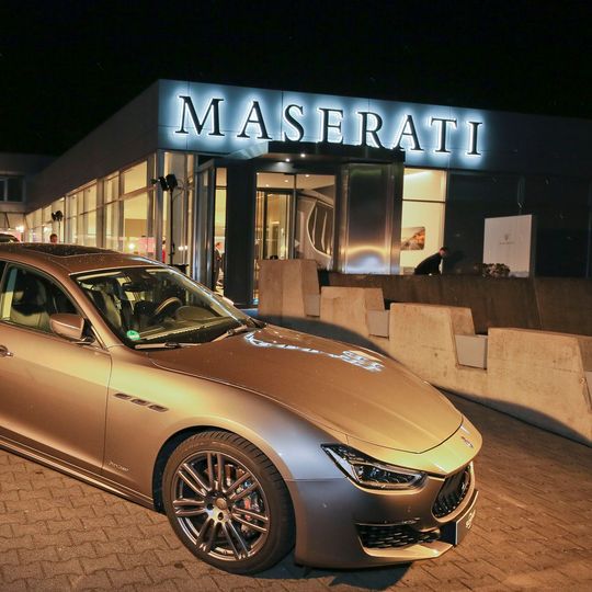 In Mainz wirbt neuerdings ein Maserati-Schauraum um die Gunst der zahlungskräftigen Kundschaft.(Bild:  Scherer-Gruppe)