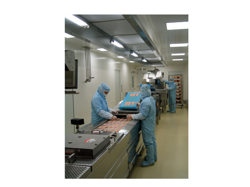 Die Messlatte für die Standards in der Lebensmittelindustrie wird immer höher gelegt, oft mit „Vorbild Pharma“ – hier: Abpacken von Fleisch unter Reinraumbedingungen. (Bild: CAS)