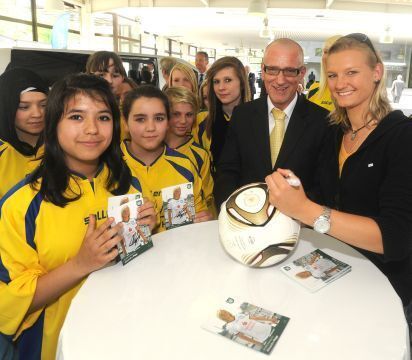 LUEG-Centerleiter Frank Krüger mit Frauen-Nationalspielerin Alexandra Popp und den Horster Schülerinnen bei der Preisverleihung. (Archiv: Vogel Business Media)