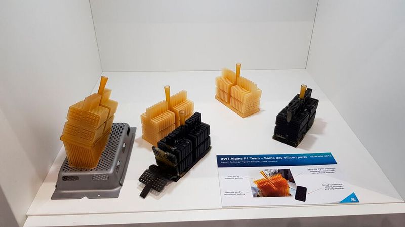 Für seine Figure-4-Technologie (Stereolithographie) stellte 3D Systems das Material Egg Shell vor. Mit ihm sind dünne Gussformen für Silikone möglich, die dann wie ein Ei abgepellt werden können. Interessant für Dichtungen, die bislang additiv nicht herstellbar sind. (Bild: D.Quitter / VCG)