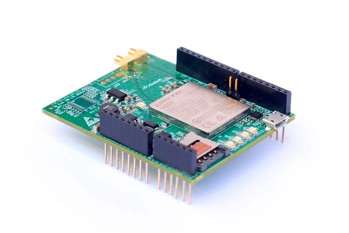 Mit der Integration des ARIS-EDGE-NB-IoT-Shield hat Arrow Electronics seine flexible ARIS- Plattform (Arrow Renesas IoT Synergy) zur Entwicklung von IoT-Geräten (Internet of Things) um eine weitere Komponente ausgebaut. Das von Shiratech produzierte Shield verfügt über ein Quectel BG96 Modul und wird auf das – auf dem energieeffizienten Renesas-Synergy-S3A3-Mikrocontroller basierenden − ARIS-EDGE-S3 Board gesteckt. Die Kombination dieser beiden Boards ermöglicht Anwendern eine einfache und schnelle Evaluierung von Sensordaten-Funkübertragungen (je nach Netzwerkverfügbarkeit via 2G/3G, NB-IoT oder CAT-M1) an die Cloud-Computing-Plattform Azure von Microsoft. Das neue Shield präsentiert sich mit einem Arduino-Formfaktor, dem bewährten low-power Quectel BG96 LTE CAT-M1 & NB-IoT Modem und integriertem GPS sowie einer Antenne. Unterstützt werden Download-Geschwindigkeiten von bis zu 300kbit/s und ein Upload von maximal 375kbit/s. Darüber hinaus verfügt das Funkmodul des ARIS-EDGE-S3 über integriertes Bluetooth Low Energy (BLE 4.1/4.2), Thread und ZigBee-Stacks. (Halle 4A / 4A-340) (Bild: Arrow)