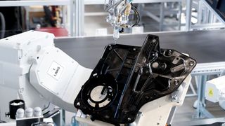 Der Automobilzulieferer Brose setzt auf Türmodule aus thermoplastischen Faserverbundwerkstoffen, die Gewicht in der Fahrzeugtür einsparen und ein verbessertes Crashverhalten bieten. (Bild: Brose)