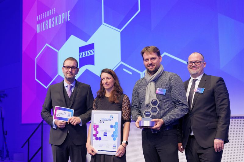 Impressionen von der LABORPRAXIS Meilenstein Gala und der Feier zum 40-jährigen Jubiläum am 30. November 2017 in Würzburg. Zeiss ist der Gewinner der Meilenstein-Kategorie Mikroskopie. (Bild: Andreas Burkhardt/LABORPRAXIS)