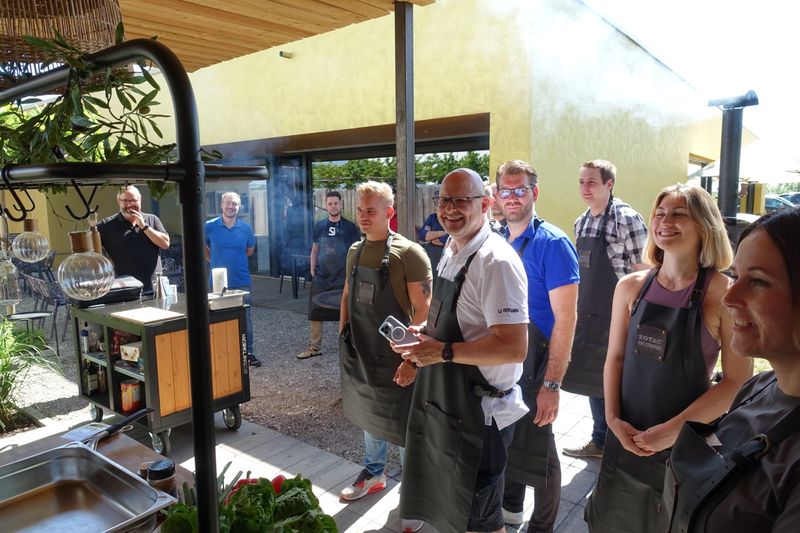 Wer darf gleich welche Kochaufgabe übernehmen? (IT-BUSINESS)