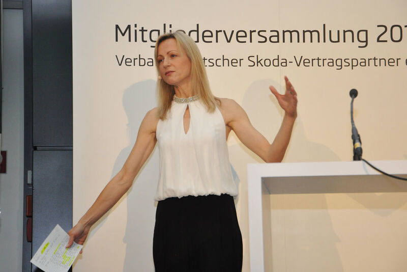 Inge Steiner, NTV-Journalistin und Ehefrau des Gewichthebers Matthias Steiner, führte durch das Programm und bohrte nach. (Grimm / »kfz-betrieb«)