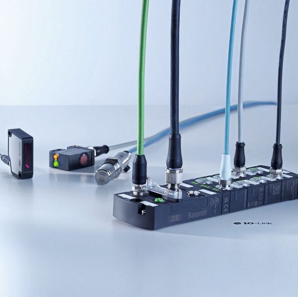 The complete IO-Link package makes the difference. When the interaction of sensors, powerful masters, and a manufacturer-independent configuration tool is seamless, significantly enhanced machine performance is possible. (Image:Baumer)