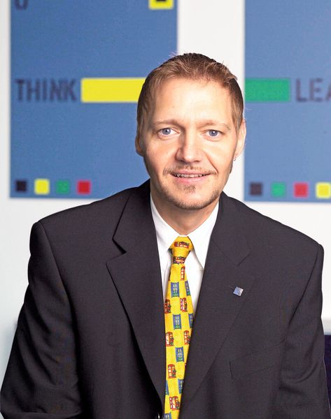 Ulrich Pelster, Geschäftsführer der gds GmbH: “Insgesamt verzichten immer noch schätzungsweise 90 % der Unternehmen auf geeignete Softwarelösungen, weil die Wichtigkeit und der Mehrwert der Technischen Dokumentation häufig nicht erkannt und keine Notwendigkeit zu Investitionen gesehen wird. Technische Dokumentation wird häufig als notwendiges Übel betrachtet, dabei können über entsprechende Systeme wesentliche Vereinfachungen im Workflow realisiert, potenzielle Fehlerquellen eliminiert und Kosten gesenkt werden.“  (GDS)