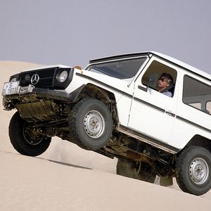 Im Februar 1977 gründeten Daimler-Benz und Steyr-Daimler-Puch die Geländefahrzeug Gesellschaft mbH (GfG) mit Sitz in Graz. Beide Partner hielten je 50 Prozent der Anteile. Die GfG war für die Produktion verantwortlich und als Hersteller im Fahrzeugschein genannt. 1981 übernahm Daimler-Benz exklusiv die Weiterentwicklung des Fahrzeugs, Steyr-Puch fokussierte sich im Lohnauftrag auf die Produktion. Seitdem ist Daimler-Benz in den Fahrzeugpapieren als Hersteller eingetragen.(Bild:  Mercedes-Benz)