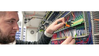 Schritt für Schritt kann der Verdrahter mit Unterstützung von Eplan Smart Wiring die Drähte im Schaltschrank anbringen.  (Eplan Software & Services)