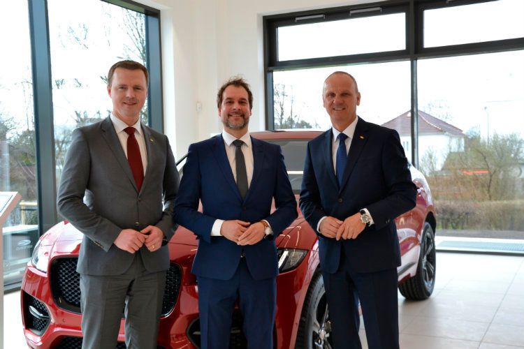 Danny Wegsel, Niederlassungsleiter Hugo Pfohe, Bernd Mattick, Leiter Retail Marketing Jaguar Land Rover Deutschland und Andreas Schmitz, Geschäftsführer Hugo Pfohe (v.li.), im neuen Showroom. (Foto: Mauritz)