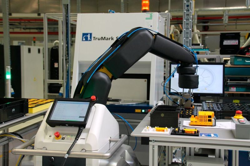 Die sichere Mensch-Roboter-Kollaboration sieht Pilz als Zukunftsmarkt. Aktuell erprobt das Unternehmen in seiner eigenen Produktion in Ostfildern, wie Mensch und Roboter ohne Schutzzäune zusammenarbeiten. (S.Kunze/elektrotechnik)