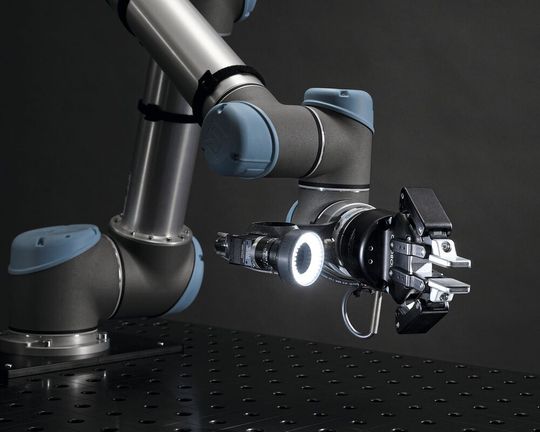 Bei einer KI-getriebenen Echtzeitsteuerung sucht sich ein neuronales Netz die für die richtige Bewegung relevanten Merkmale und steuert den Roboter anhand dessen kontinuierlich durch seine Bahn. (Bild:  Micropsi Industries)