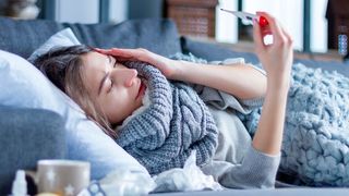 Eine Grippe kann mitunter alles andere als harmlos sein: Schwere Fälle von Influenza-Infektionen sind mit einer Entgleisung des Immunsystems, einem Zytokinsturm mit übermäßiger Ausschüttung von Botenstoffen (Zytokinen) und einer Schädigung der Lungenzellen verbunden. (Symbolbild) (Bild: Monstar Studio - stock.adobe.com)
