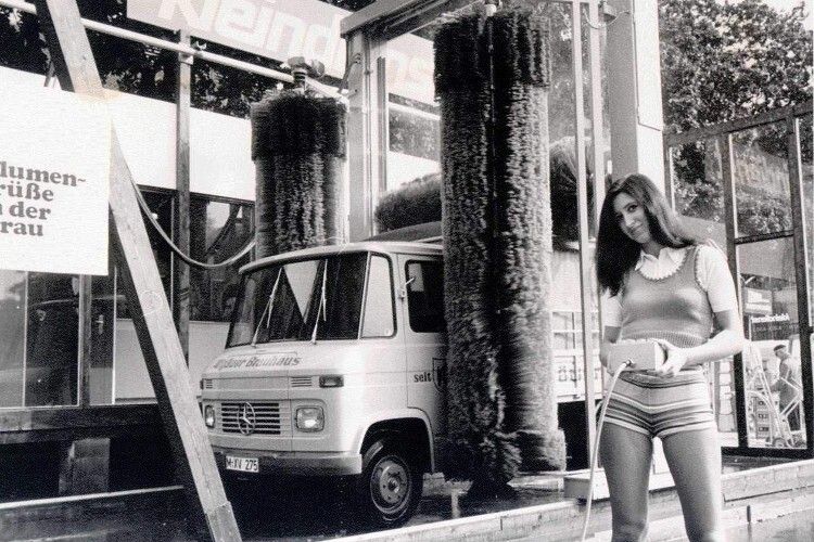 Seine erste Portalwaschanlage für Nutzfahrzuege zeigte Kleindienst 1967 erstmals auf der Messe Interbrau. (Foto: Washtec)