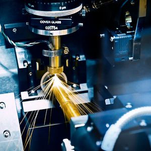 Aerotech demonstriert im Laserlabor die Durchführung von Tube-Cutting-Anwendungen. Dabei lassen sich Rohre und Zylinder aus unterschiedlichen Werkstoffen präzise bearbeiten, wie es in der industriellen Fertigung benötigt wird. (Bild:  Aerotech)