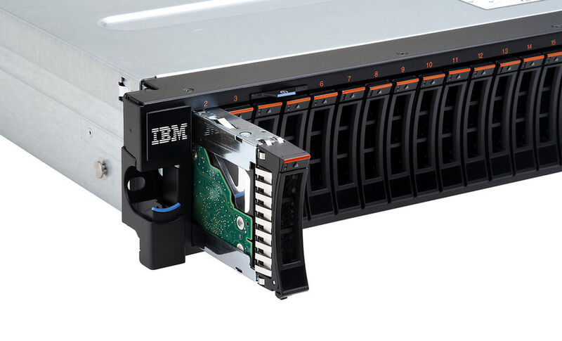 Abbildung 5: Die Vorderansicht des IBM System x3650 M4 HD mit einem herausgezogenen HDD-Bauteil (Bild: IBM)