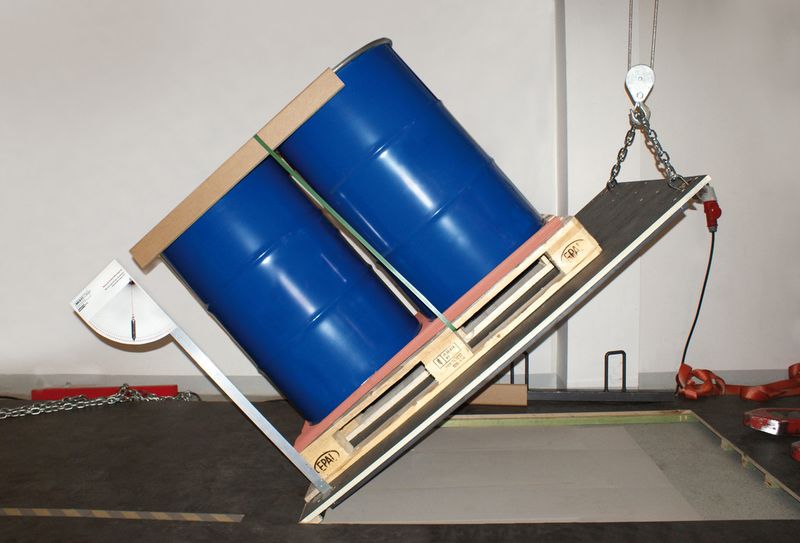 Im hausinternen Prüflabor ermittelt Nordpack die exakten Kippwinkel der originalen Paletteneinheiten der Kunden. Prüfberichte dokumentieren die unterschiedlichen Materialpaarungen. (Bild: Nordpack)