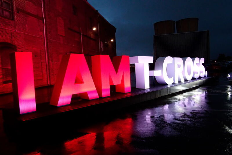 Bei der Präsentation bediente sich VW noch an einem Amsterdamer Wahrzeichen und münzte „I Amsterdam“ kurzerhand in „I am T-Cross“ um. (Seyerlein/»kfz-betrieb«)