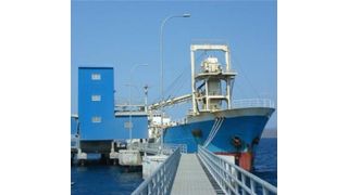 Zementanlandung in Banyuwangi, Indonesien. Das Löschen der Ladung erfolgt mit bordeigenen Mitteln. (Bild: Claudius Peters)