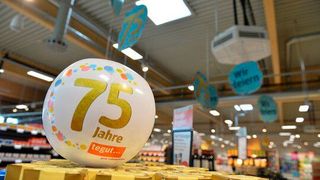 Tegut hat im vergangenen Jahr den 75. Geburtstag gefeiert. Belohnt wurde der Lebensmittelhändler und Bio-Pionier mit einem guten Geschäftsergebnis. Was sonst noch alles bei Tegut passiert ist und was die Entscheider planen, erfahren Sie in diesem Kurzbericht. (Bild: Tegut)