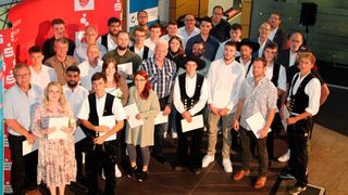 Die Prüfungsbesten der Lossprechungsfeier in Bitburg zusammen mit Ausbildern und Vertretern der Handwerksinnungen. (Bild: KHWS Prüm)