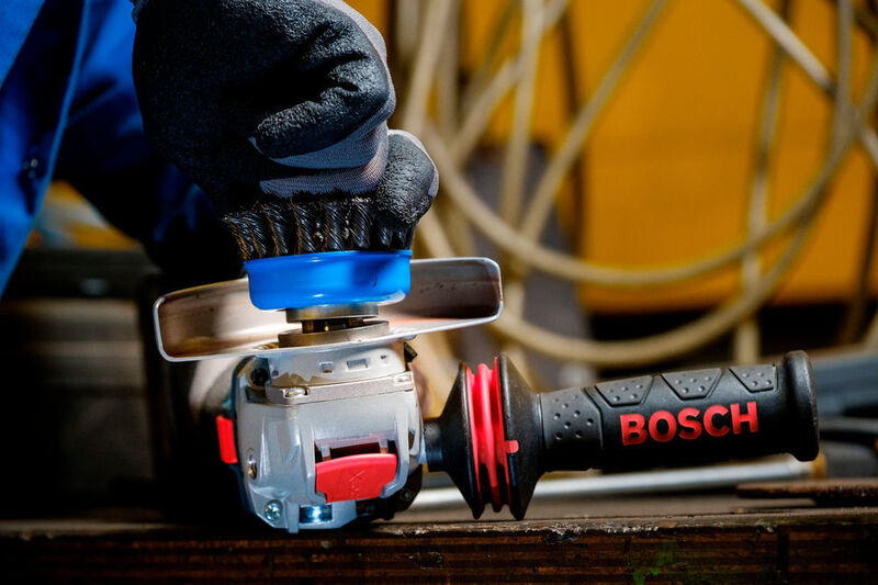 Mit einem kurzen Druck klickt der Benutzer die Werkzeuge auf der X-Lock-Aufnahme fest. (Bosch)