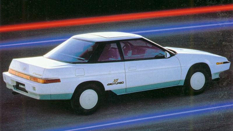Den XT gab es in Deutschland von 1984 bis 1990. Seine keilförmig gestaltete Karosserie bescherte dem Coupé einen Luftwiderstandsbeiwert (Cw-Wert) von nur 0,29. Sein Vierzylinder-Boxermotor mit wassergekühltem Turbolader und 1.800 cm³ Hubraum leistete ohne Kat 136 PS (100 kW) bzw. 120 PS (88 kW) mit G-Kat. Hierzulande fanden sich lediglich 1.056 Käufer für den Keil. (Bild: Subaru Deutschland)