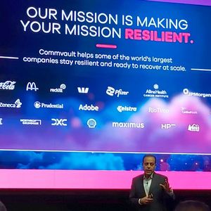 Commvault-CEO Sanjay Mirchandani zeigt eine Liste seiner wichtigsten Kunden.(Bild:  Commvault)