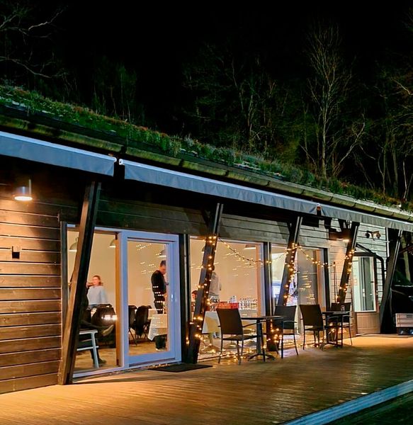 Durchaus normal: Besprechungen in der Sauna: Dieses Mal mit dabei waren Peter Sarlin, CEO und Mitgründer von AMD Silo AI, Meredith Whittaker, President  und Board Director der Signal Foundation, Petriina Paturi, Dean, Professor an der Universität Turku und zuständig für das Projekt Ocean Aut, Karno Tenovuo, Mitgründer und CEO, von Awake.AI, Juuso Blomster, CEO und Mitgründer von Cardio Signal sowie Marcus Nordström, CEO von Marshalla.  (Bild: Business Finland)