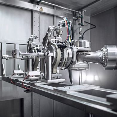 Der Stäubli Werkzeugwechsler am Roboterarm. Das System arbeitet durchgehend in der Nasszelle, weshalb besonders hohe Anforderungen an alle verbauten Komponenten gestellt wurden. Der Werkzeugwechsler lässt sich übrigens auch auf anderen Robotern als denen von Stäubli installieren. (Bild: Stefan Woidig)