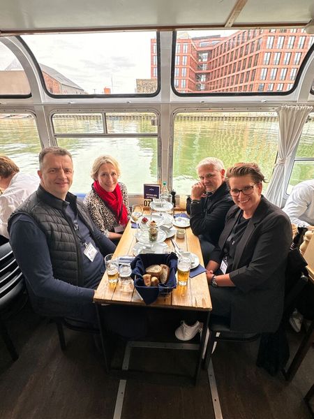Konstantin Flabouriaris (Philips), Kerstin Muller (DynaScan), Frank Beyer (MEKmedia) und Michaela Hirsch (Neomounts) lassen es sich gut gehen. (Bild: Vogel IT-Medien GmbH)