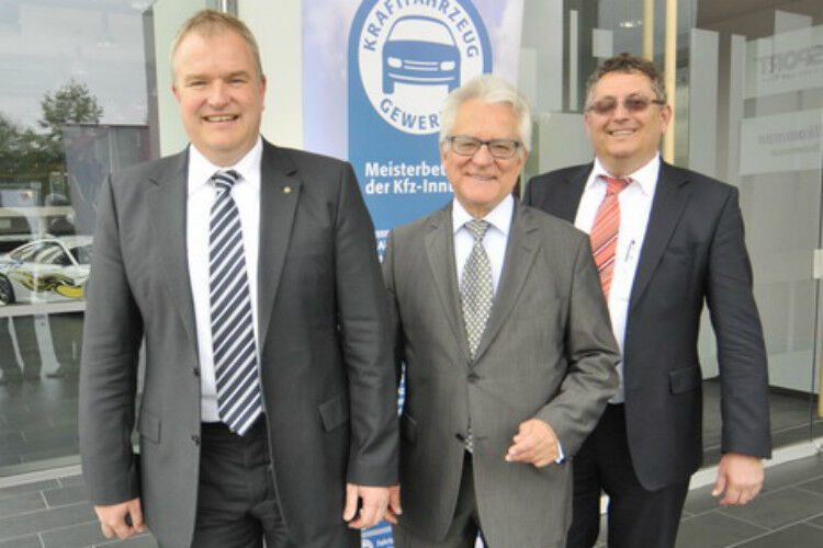 Präsidium im Amt bestätigt: (v. li.) Ludger Wendeler (Vizepräsident Handel), Harry Brambach (Präsident) und Bernd Heusel (Vizepräsident Handwerk). (Foto: Zietz)