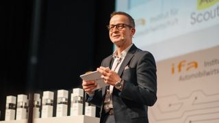 Prof. Stefan Reindl bei der Präsentation des Markenmonitors 2020, damals noch auf dem IfA-Kongress in Nürtingen. (Bild: IfA)