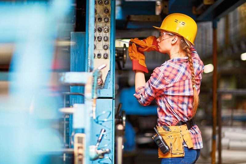 Heutzutage arbeiten nur wenige Frauen in der Maschinen-, Elektro- und Metall-Industrie (MEM). Wie lässt sich die Unterrepräsentation der Frauen erklären?  (shironosov)