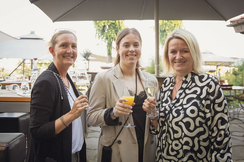Anwenderkongress Steckverbinder 2023: Die Abendveranstaltung am Dienstag auf dem Nikolaushof mit Blick über Würzburg. (Bild: Stefan Bausewein)