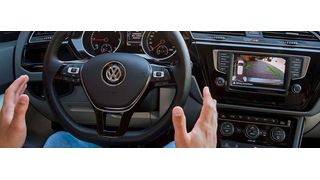 Hände weg vom Lenkrad: Der Park Assist wurde vor zehn Jahren im VW Touran eingeführt. (Volkswagen)