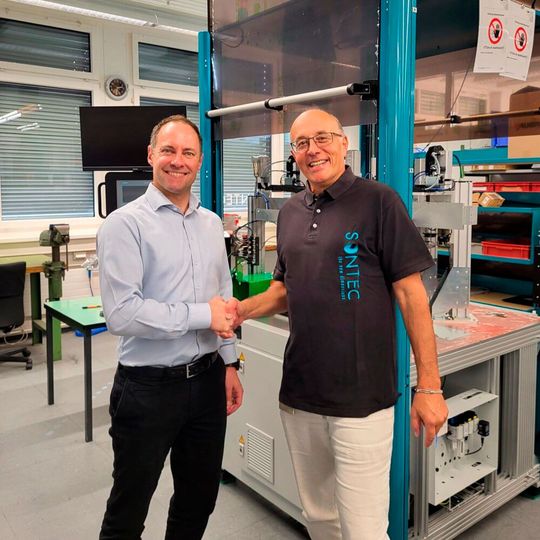 Sébastien Perroud, fondateur et CEO du groupe IAR (à gauche) et Othmar-Amrein, ancien propriétaire de Sontec AG. Sébastien Perroud, fondateur et CEO du groupe IAR (à gauche) et Othmar-Amrein, ancien propriétaire de Sontec AG.