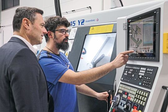 Philipp Geist, Abteilungsleiter Drehen, bespricht mit Teamtec-Vertriebsleiter Claudio Lista mögliche Verbesserungen im Fertigungsprozess.(Bild:  Teamtec)