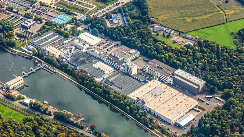 Unter dem Markennamen Victor Reinz produziert das Werk in Neu-Ulm Produkte für die Bereiche Dichtungs- und Abschirmsysteme für die Automobilindustrie, Service Parts für den freien Ersatzteilmarkt, Dichtungsmaterialien und Spezialdichtungen für industrielle Anwendungen sowie Komponenten für Brennstoffzellen.  (Bild: Bavaria Luftbild Verlags GmbH)