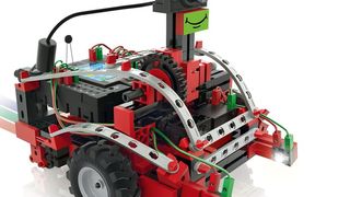 Mit den Modellen aus dem Baukasten fischertechnik Robotics TXT Discovery Set lassen sich nicht nur Räume erkunden, sondern auch Roboter-Fußball spielen. (Bild: Fischertechnik)