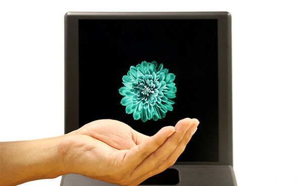 Die Aerial Displays von Kyocera sind eine Kombination aus Miniaturisierung, hoher Auflösung und Bildqualität. Sie können mittels Spiegelsystems äußerst realistische, frei schwebende Bilder projizieren. Das interaktive Display nutzt dabei verschiedene Sensoren für eine berührungslose Steuerung.  (Bild: Kyocera)