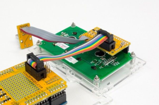 BrewPi: Kabel zwischen Shield und Platine mit LCD (Bild: BrewPi.com)