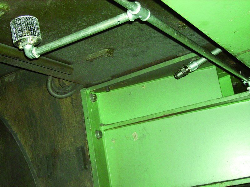 Bild 5: Sprinklerköpfe, versehen mit einem Schutzkorb. lösen über ein pneumatisches Rohrnetz die Löschanlage aus. (Archiv: Vogel Business Media)