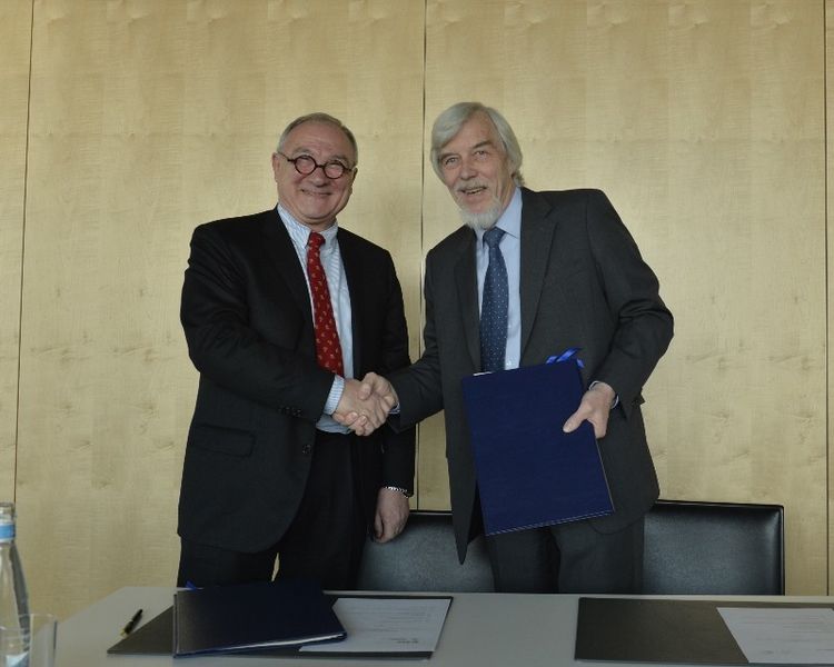 Jean-Jacques Dordain, Generaldirektor der Esa, mit dem Generaldirektor des Cern, Rolf Heuer, nach der Unterzeichnung des Kooperationsvertrags. (Bild: Cern)