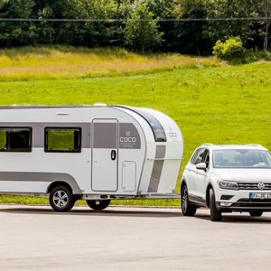 Der Coco von Dethleffs hatte bereits im Vorjahr als Studie für Furore gesorgt. Jetzt gibt es die Serienversion des Ultraleicht-Caravans.(Bild:  Dethleffs)