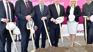 Bei einer offiziellen Feierstunde haben (von links) Dr. Götz Baumgarten, Leiter des Membrangeschäfts, Dr. Axel Kobus, Leiter der Produktlinie Fibres, Membranes & Specialities, Dr. Claus Rettig, Vorsitzender der Geschäftsführung Evonik Resource Efficiency, Dr. Klaus Engel, Vorstandsvorsitzender Evonik Industries, Mag. Dr. Angelika Winzig, Abgeordnete zum Nationalrat des österreichischen Parlaments sowie Gerhard Gründl, Bürgermeister der Marktgemeinde Schörfling am Attersee, am 30. September 2016 den Grundstein für die Erweiterung des Standorts in Schörfling (Österreich) gelegt. (Evonik)